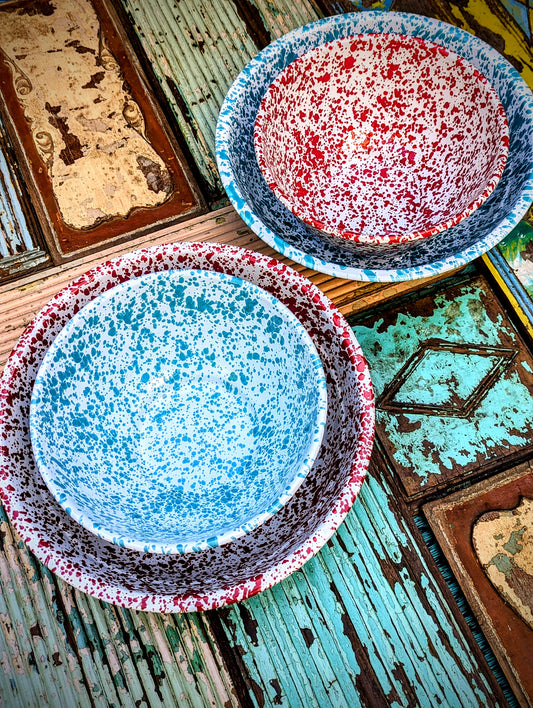 Glorious traditional North American splatterware designs on these heavy enamelled bowls, use for washing , serving or mixing......pretty as well as ridiculously practical!
Mixing bowl 27 x 27 x 15.5cm
Washing up bowl 37.5 x 37.5 X 13cm
Enamelled steel.