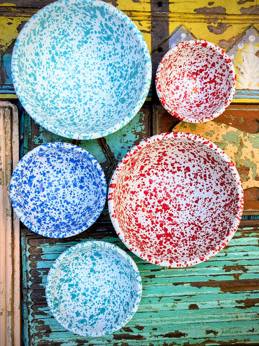 Glorious traditional North American splatterware designs on these heavy enamelled bowls, use for delicious ramen, cereal or trifle??.....pretty as well as ridiculously practical!

Footed bowl 13.5 x 13.5 X 7cm
Cereal bowl 15.5 x 15.5 x 6cm
Salad bowl 22 x 22 x 10cm

Enamelled steel.
Crow canyon splatterware
