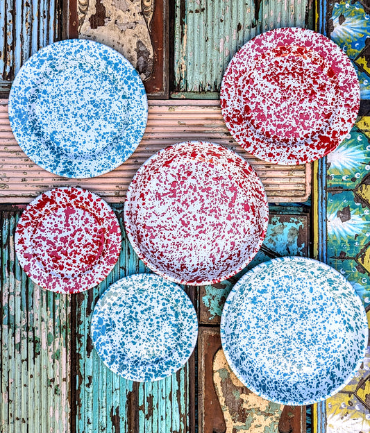Glorious traditional North American splatterware designs on these heavy enamelled plates, everyday use at home or away!!,and how great will these look on your dresser!!....pretty as well as ridiculously practical!

Side/cake plate 20 x 20 x 1.5cm
Dinner plate 26 x 26 x 2 cm
Pasta deep plate 27 x 27 x 3.5cm

Enamelled steel.
Crow Canyon splatterware enamel
