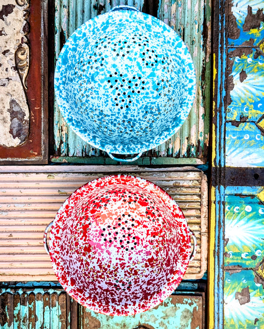Yum!,small colanders to pile high with berries, peas, sloes, or whatever your delicious harvest entails?!!! these glorious traditional North American splatterware designs are great for everyday use at home or away!!,and how great would these be for taking treats to the table!?....pretty as well as ridiculously practical!

 21 x 21 x 10cm

Enamelled steel.
Crow Canyon splatterware enamel 