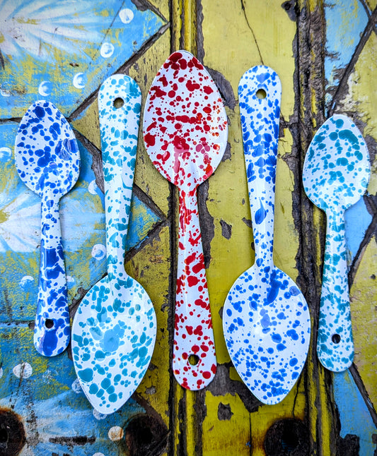 Spoon heaven!! 
Glorious traditional North American splatterware designs on these heavy enamel cute serving and eating spoons for tea, jam, pudding and allsorts!! everyday use at home or away!!...pretty as well as ridiculously practical!

Small spoon 15 x 4cm
Medium spoon 20 x 5cm

Enamel on steel
Crow canyon splatterware enamel 