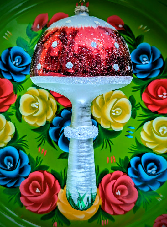 Our biggest bauble yet!!

A glorious toadstool to decorate your Christmas tree or festive holiday display.....or just leave up all year!!

Hand finished glass decoration 

Size  23 x 13 x 12cm

Fragile, handle with care
Cody Foster and co 
