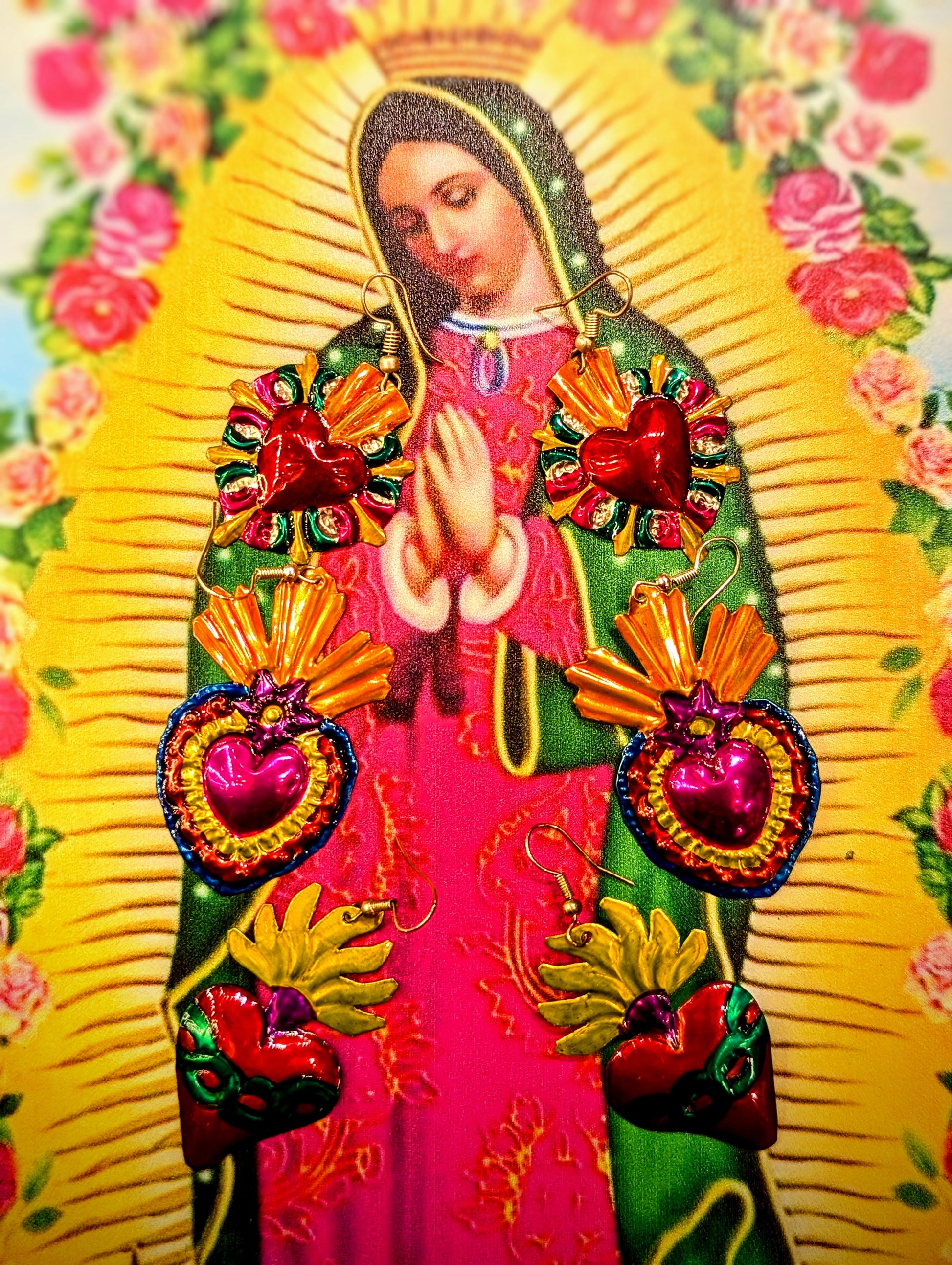 Colourful truly mexican sacred heart handmade tin (poor man's silver!) earrings made in Oaxaca, Mexico.
Catholic traditions blended with earlier Mexican traditions combining natural leafy and floral designs, Aztec patterns and the sacred heart.

Tin heart
Silver plated nickel hooks
Approx 5cm drop
 
