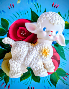 Kitsch lamb squeak