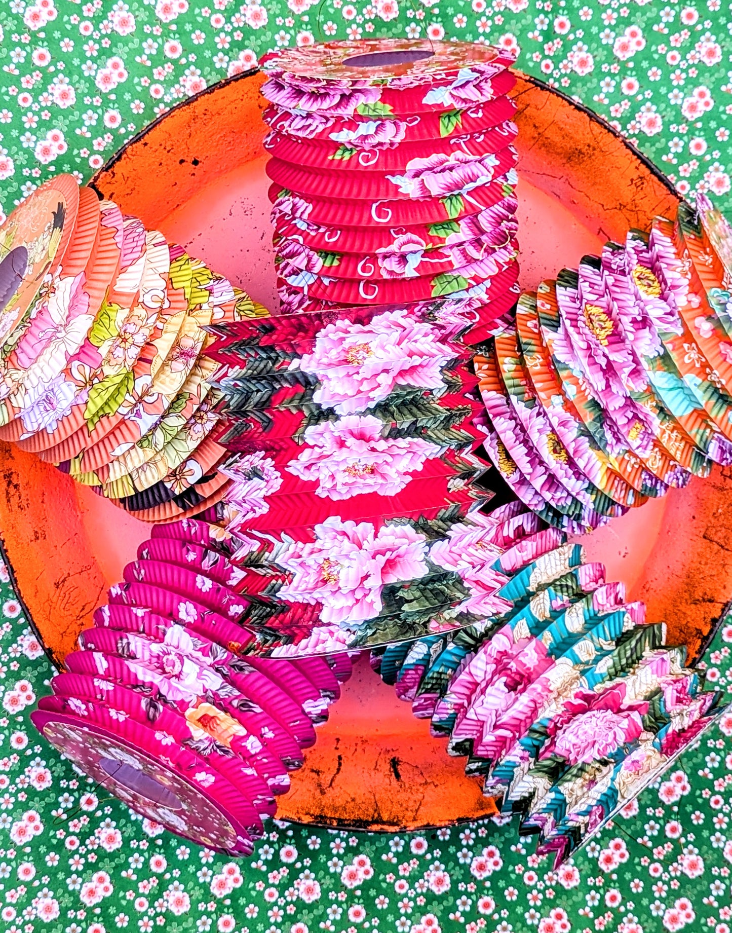 A piece of nostalgia for many, these gorgeous paper lanterns have designs from traditional Chinese floral fabrics. Great with battery powered lights inside or just hangin en masse!!!

6 pieces  mixed colours, as the photos.