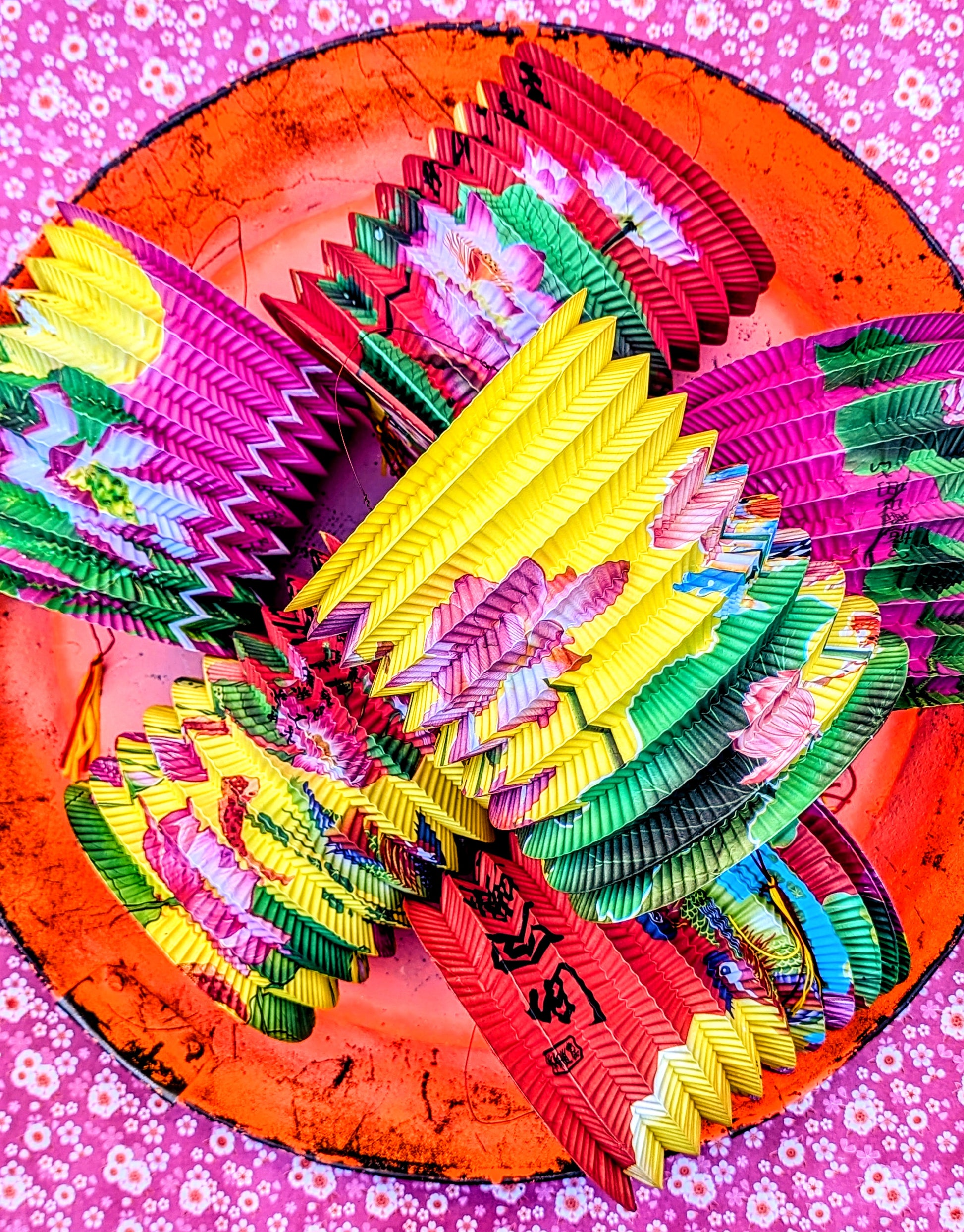 A piece of nostalgia for many, these gorgeous paper lanterns have lotus and bird designs. Great with battery powered lights inside or just hangin en masse!!!

6 pieces  mixed colours, as the photos.