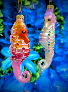 Glorious glittered seahorse christmas decoration. Perfect for marine animal lovers. This hand blown ornament is a great addition to your Christmas tree or festive holiday display.

Hand-painted glass

Dimensions 12cm x 5cm x 3cm
Cody foster and co 
Seahorse bauble