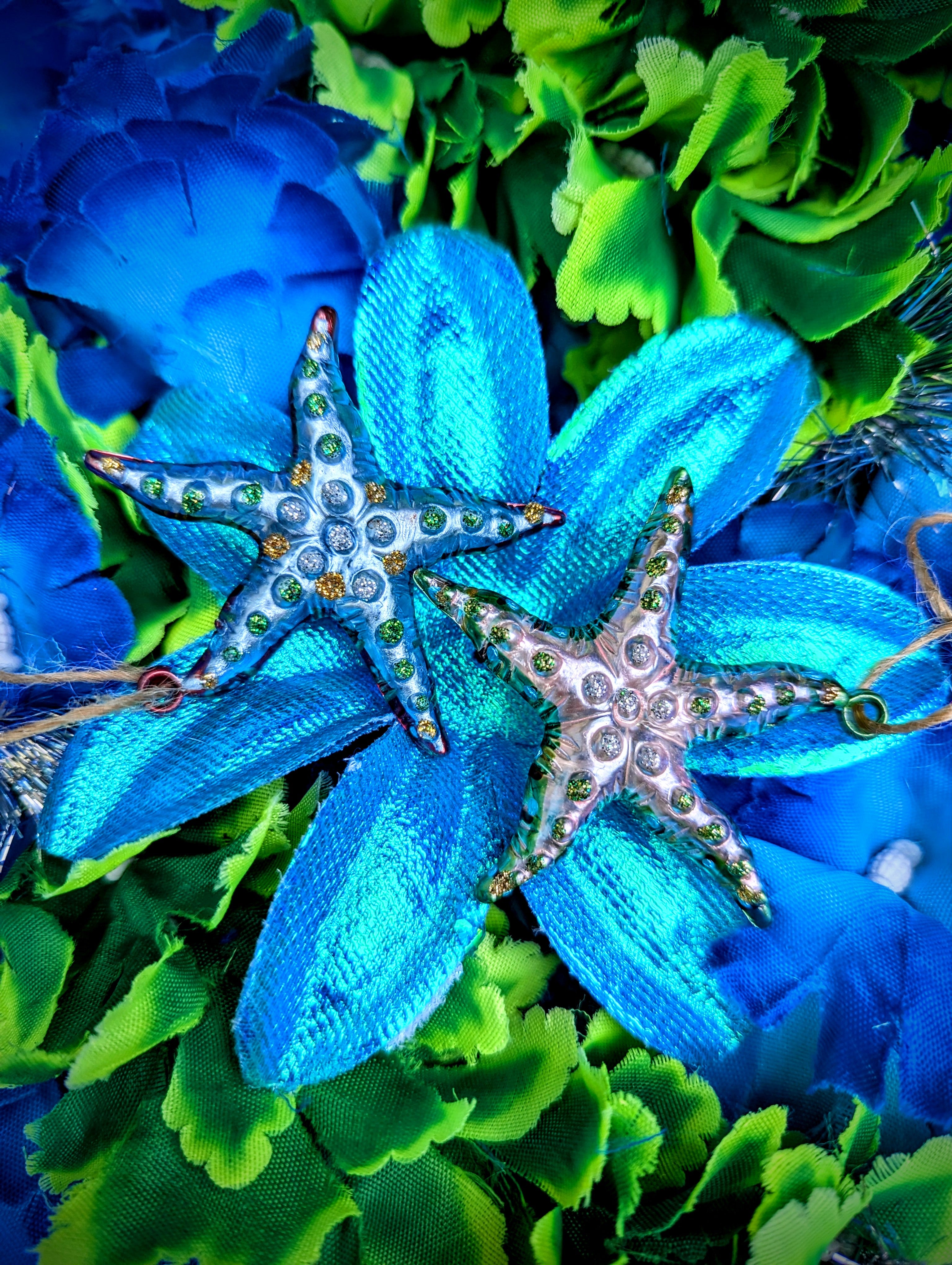 Glorious glittered small starfish christmas decoration. Perfect for marine animal lovers. This hand blown ornament is a great addition to your Christmas tree or festive holiday display.

Hand-painted glass

Dimensions 6cm x 6cm 
Cody Foster and co
Small baubles 
Marine theme