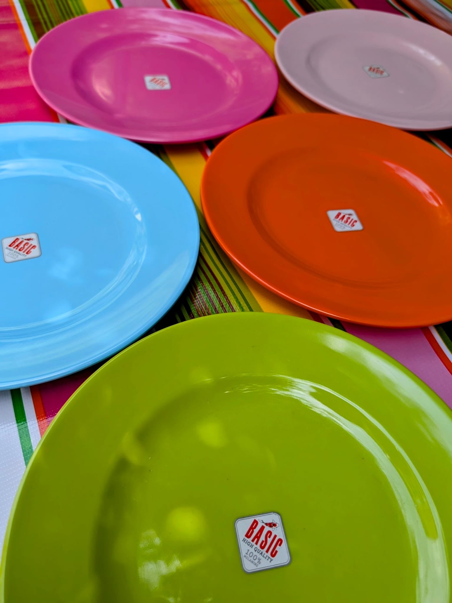 Bright melamine plates