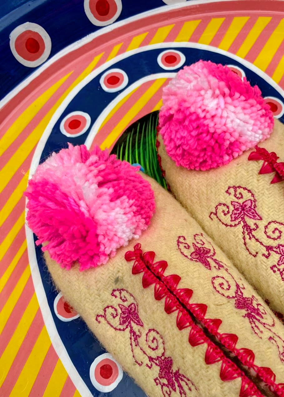 Greek pom pom slippers 39