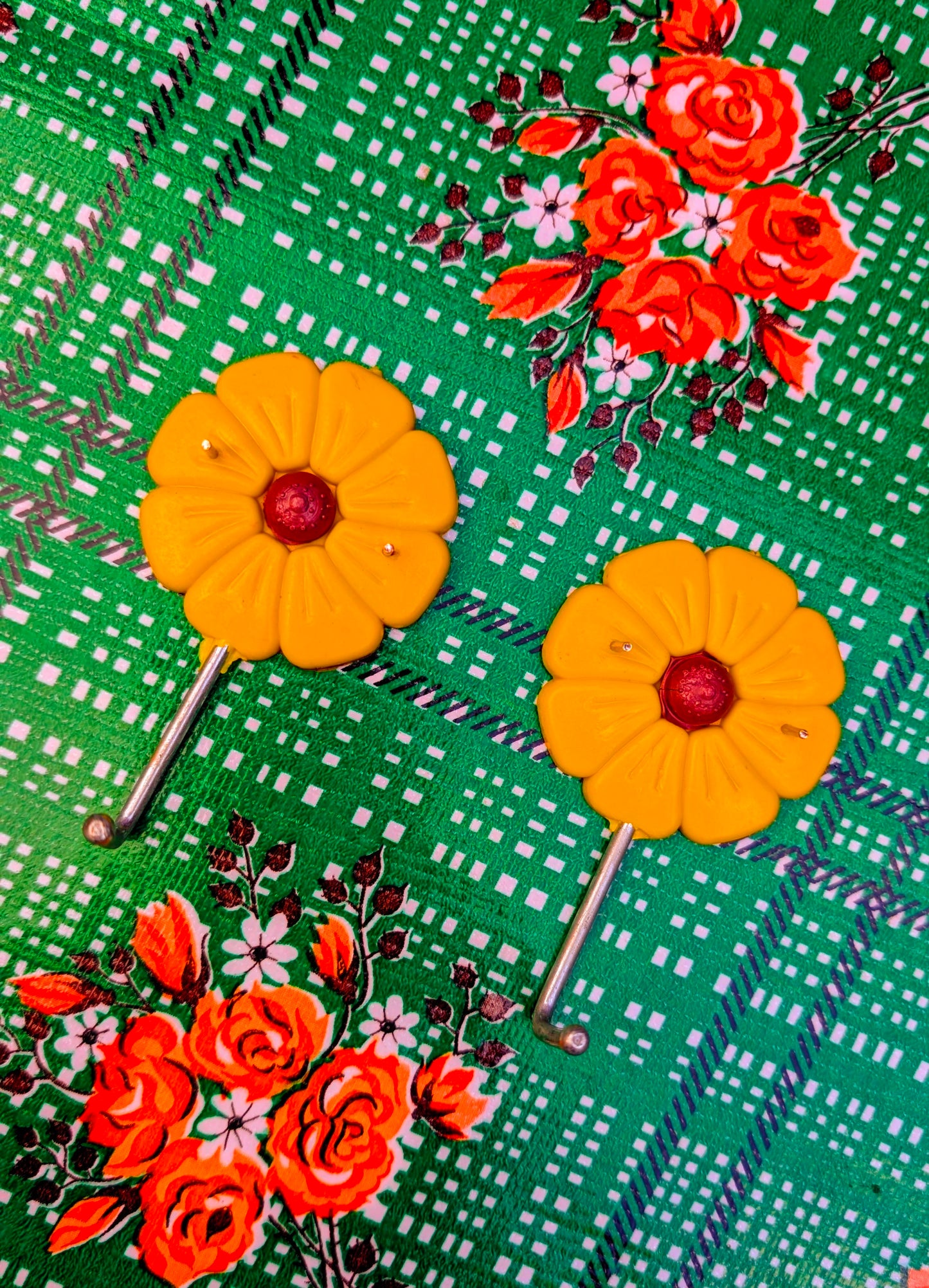 Kitsch flower hooks