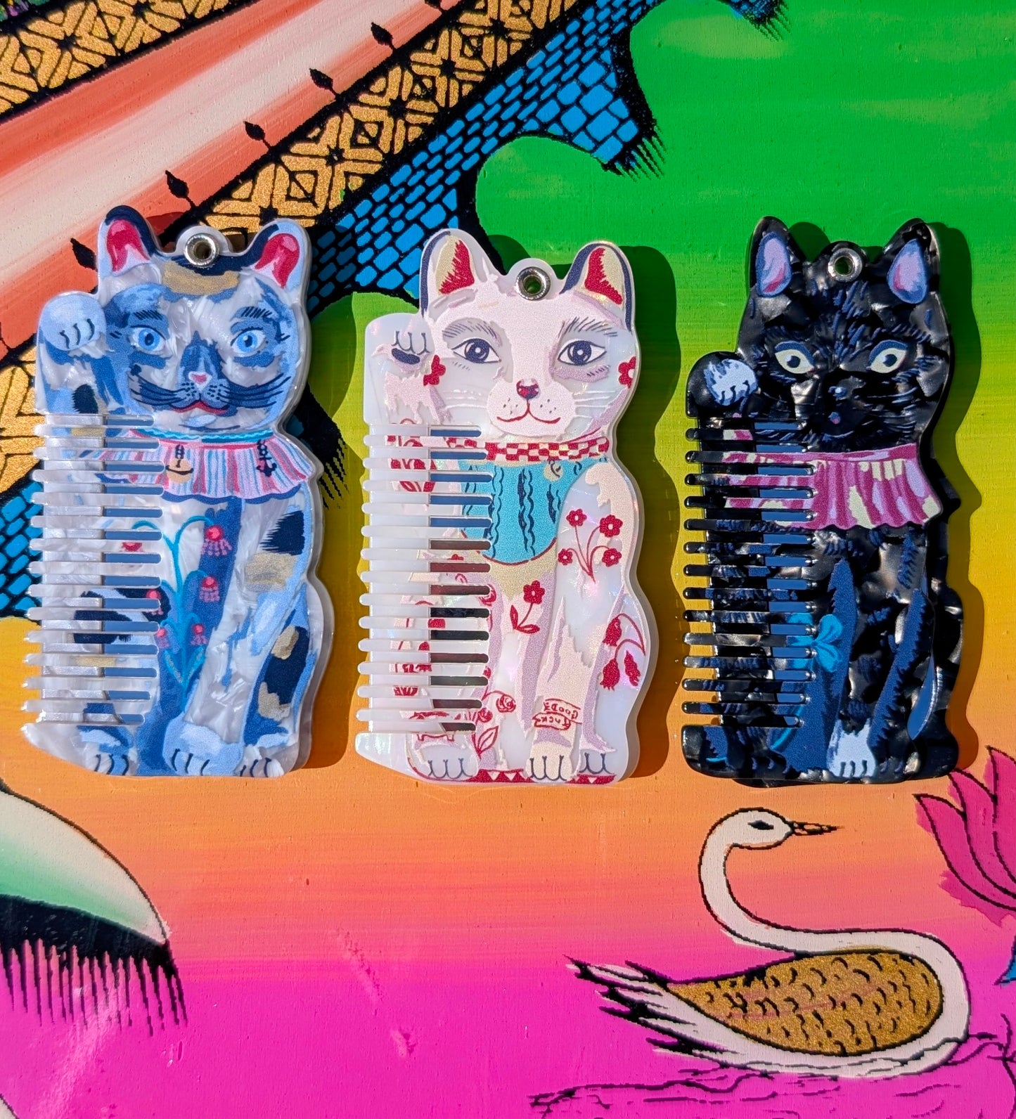 Lordy, these are the most  beautiful acetate, pearly pocket folding comb and mirror by Nathalie Lete a must for a bequiffed/micro fringed/lipstick wearing/ lucky cat loving pal!!

8.5 x 4.5 cm

Acetate.