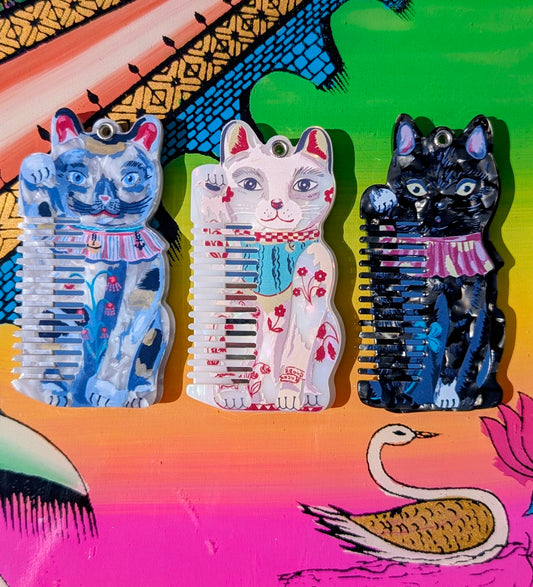 Lordy, these are the most  beautiful acetate, pearly pocket folding comb and mirror by Nathalie Lete a must for a bequiffed/micro fringed/lipstick wearing/ lucky cat loving pal!!

8.5 x 4.5 cm

Acetate.