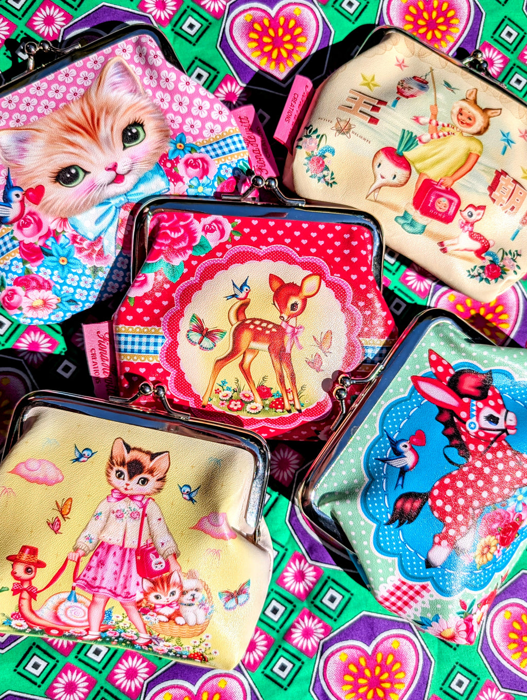 Cutest vintage style, clasp coin/ card purse with gorgeous illustrations by local artist Fiona Hewitt.

12 x 12 X 2cm

Metal and soft plastic, woven interior.