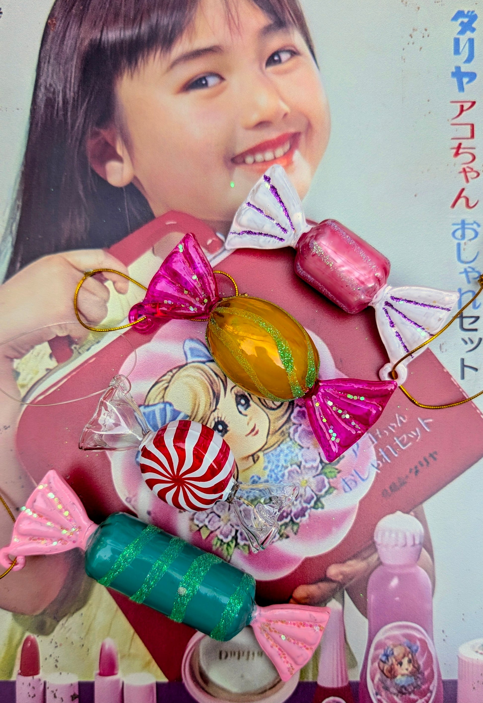 Very cute vintage glass truly scrumptious sweeties!

A glorious glass bauble to decorate your Christmas tree or festive foodie holiday display.....or just leave up all year!!

Hand finished glass decoration 

Size approx   7 x 3 x 3cm

Fragile, handle with care