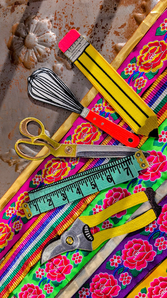  

Tailor your bookmark to your skills!!

These super gorgeous bookmarks can be matched to whoever you want to gift them to!..... artists, makers, teachers, stitchers, bakers and gardeners...

Embroidery on fabric so you could even stitch these onto a jacket or stick to a recipe book!

Designed by the Petra Boase studio.

Approx 19cm x 5 cm

 

 