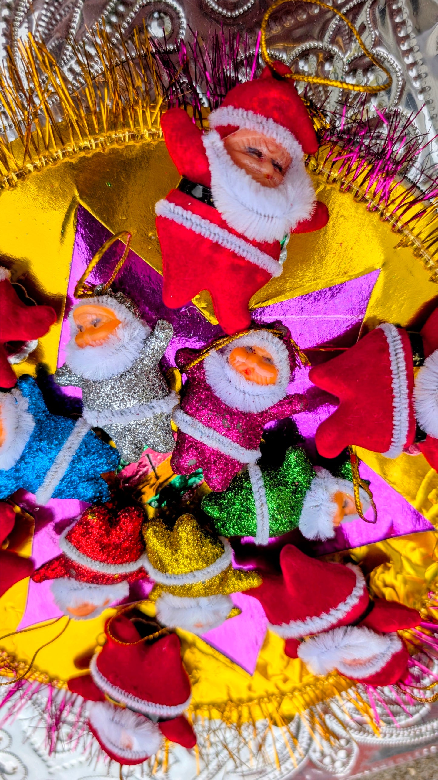 Miniature , 1960's style kinda ugly super-kitsch mini Santa's to put on presents, in crackers or on the tree!

Multi glitter 4.5 x 4 x 1cm each six in a pack.

Red flock 5 x 4 x 1cm each six in a pack.

 
