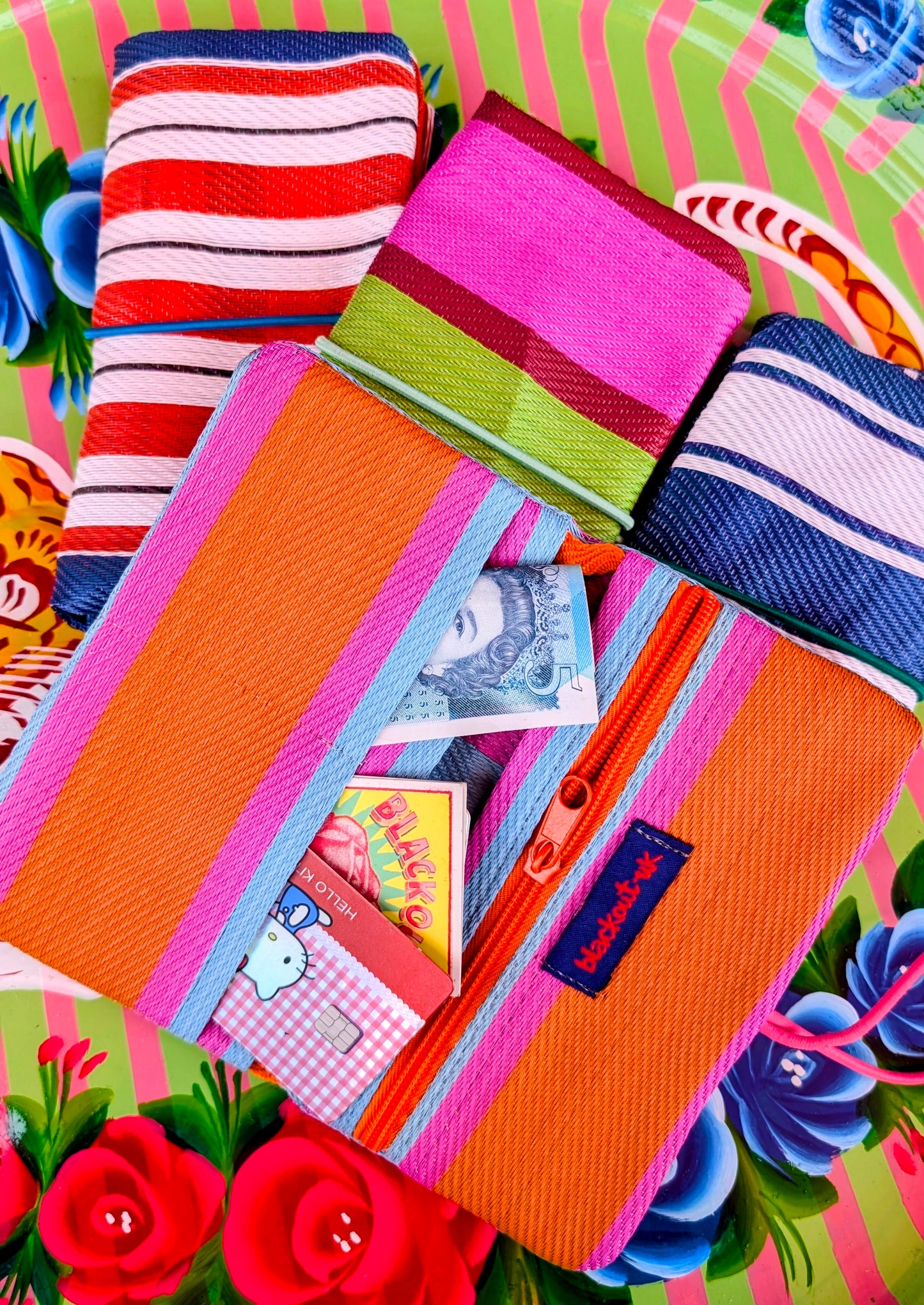 Gorgeous seaside deckchair stripes recycled woven plastic wallets, room for cards, cash and notes, phone, make up and tobacco pouch or glasses if you please!!... everything for a good night out!!

Length 18cm

Width 10cm