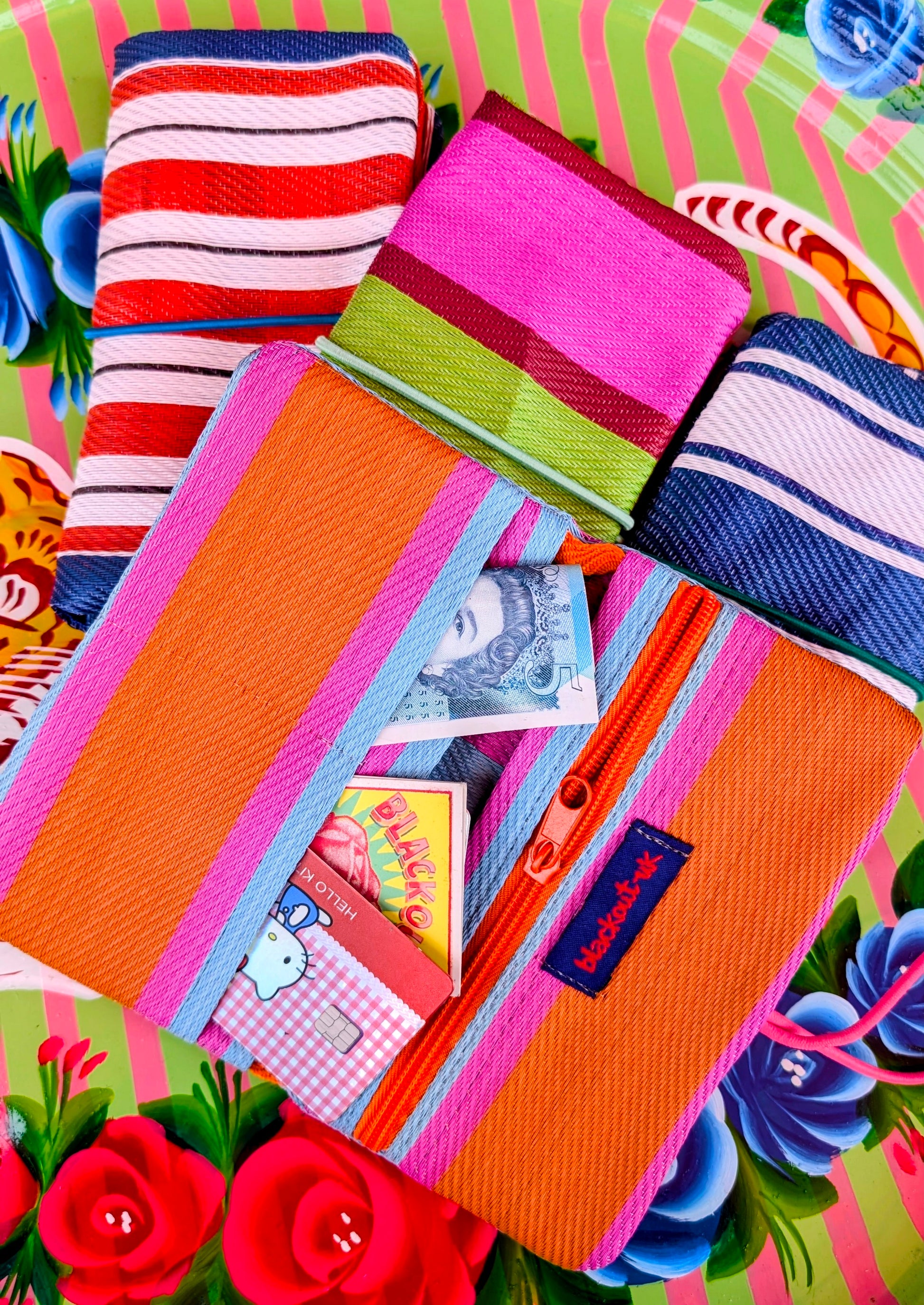 Gorgeous seaside deckchair stripes recycled woven plastic wallets, room for cards, cash and notes, phone, make up and tobacco pouch or glasses if you please!!... everything for a good night out!!

Length 18cm

Width 10cm