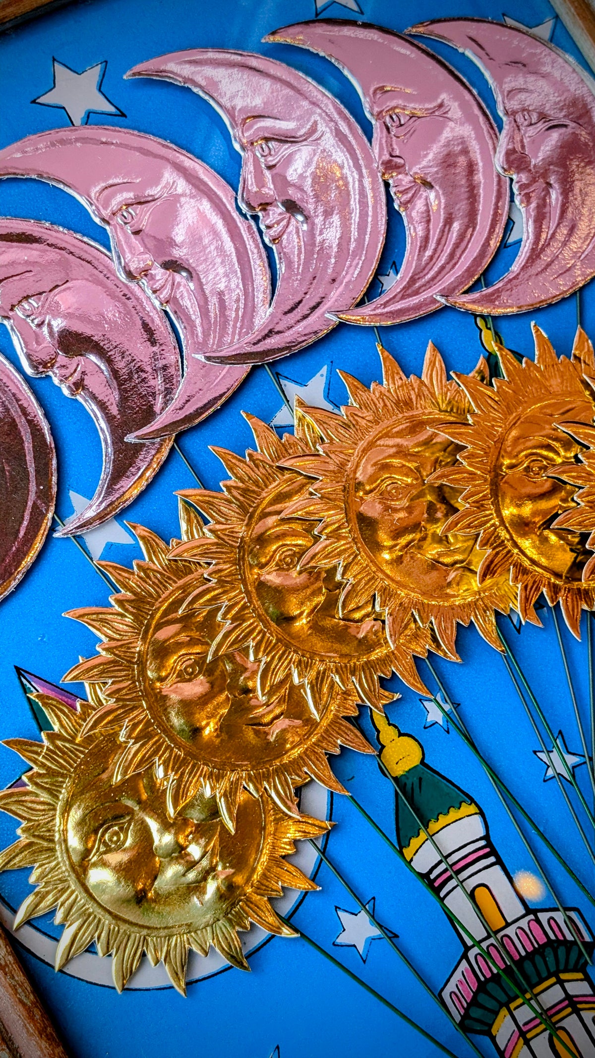 Pressed in Europe using tradional Victorian die moulds  these gorgeous gold and silver foiled creations are beautiful  decorations, cake decorations, floral displays, crafting material and have a whole host of other uses, we would love to see what you do with yours!!!

Made from metallic foiled card on floral wire.

Length 25cm

Height of sun/moon 8cm

 