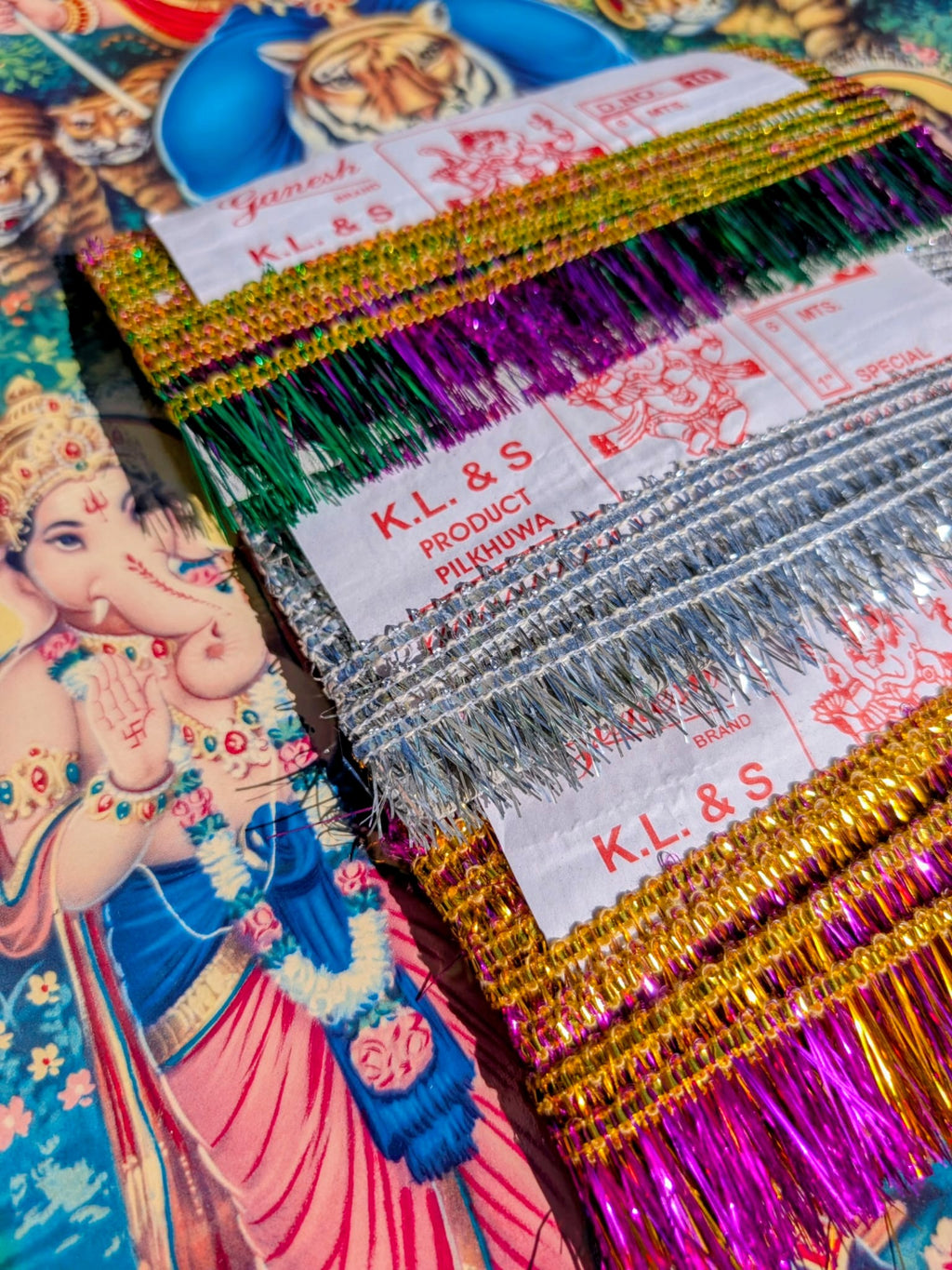 Our favourite Ganesh brand tinsel trim to decorate and adorn yourself....shelves....presents........... and whatever else you need to make gorgeous!!
Approx 6 metres long 3cm wide
