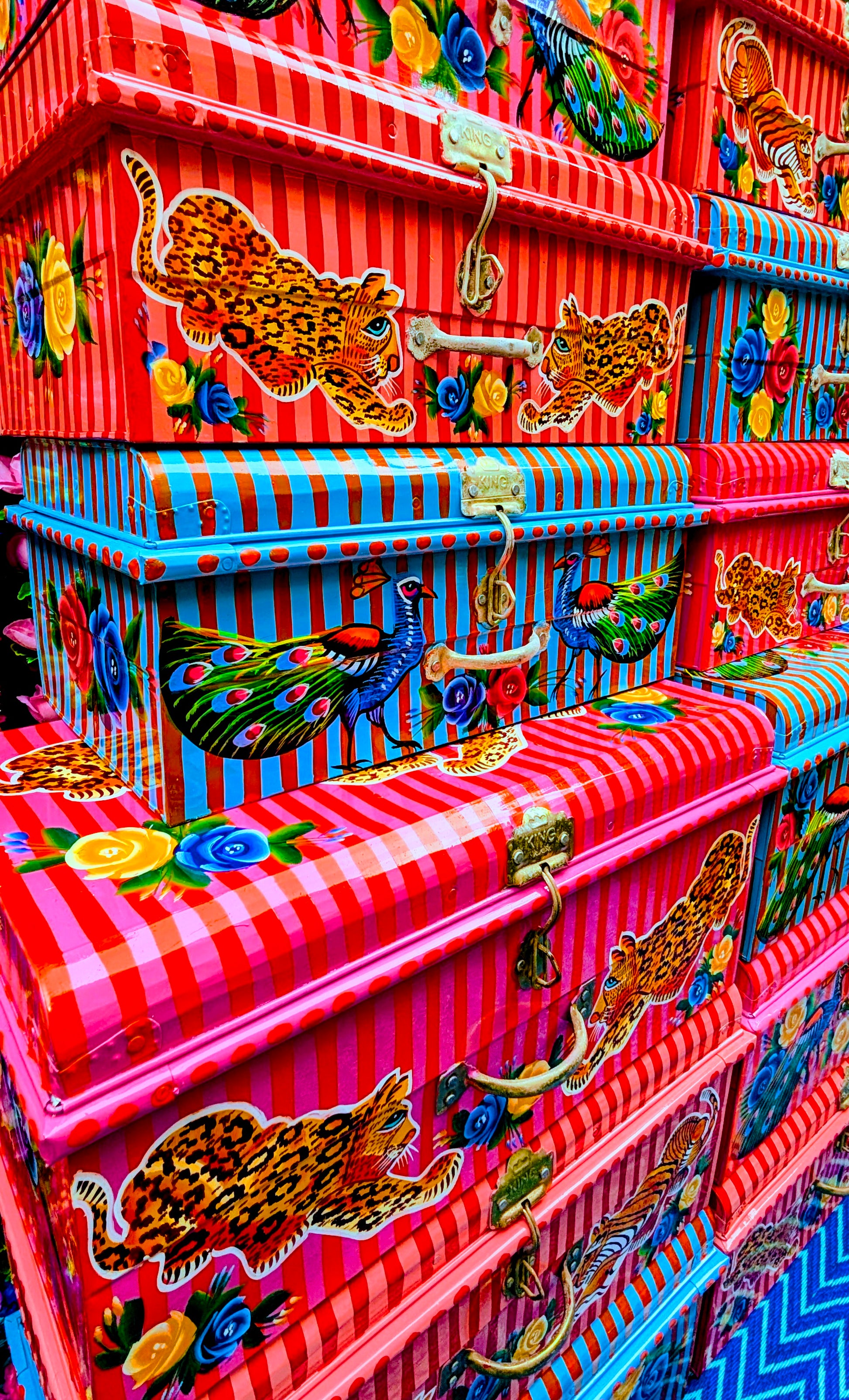 Handpainted in Pakistani by the artisans that paint the fabulously flamboyant trucks! These trunks are painted with heavy duty enamel paints onto recycled metal trunks.  Super useful, beautiful storage!!....toys, textiles, paperwork or treasures will be safe and hidden away🏵️🌺🌼
Due to their handmade and lofi production, designs may vary and also have imperfections.
Decorated at a truck depot on Pakistan, these items aren't perfect factory made pieces, its best to expect what you would in buying vintage i