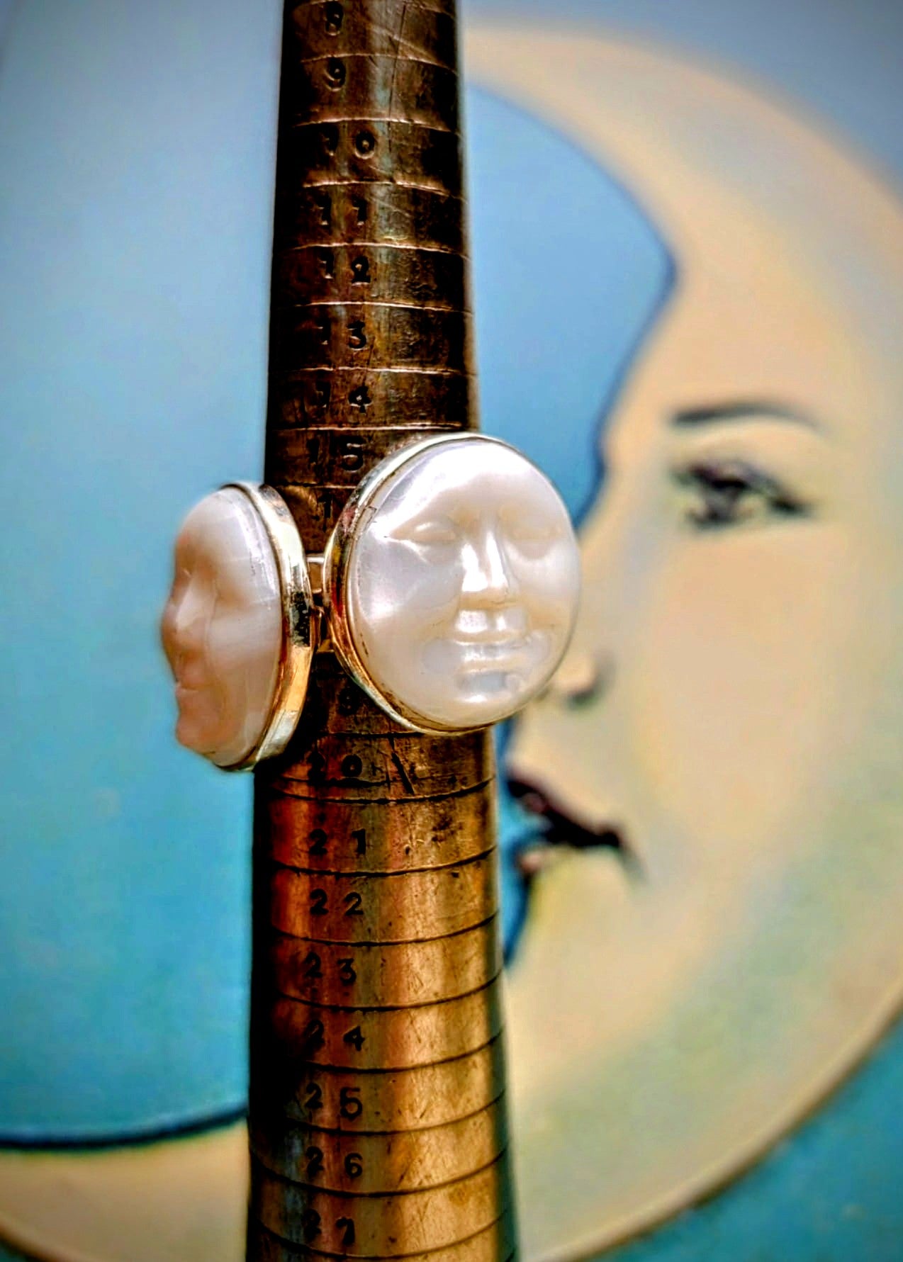 For all us lunatics!!...Beautifully hand carved  mother of pearl full moon faces  traditionally carved in China, set into super simple, elegant silver rings.

Top of ring is 2cm x 2cm

Mother of pearl,925 silver.

 

 

 

 

 

 

 

 

 

 