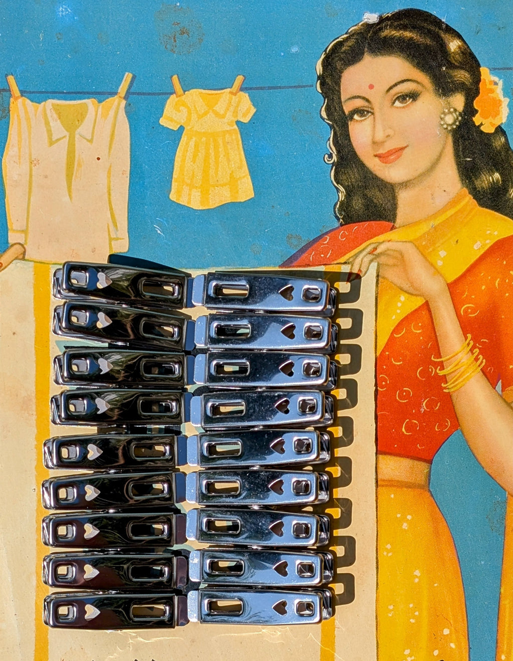 Classic stainless steel pegs with a heart for love!! These are great for clipping all of your open packets shut in the cupboard, clipping up posters, washing on the line and a whole manner of other uses! 18 pieces per pack.

4.5cm long