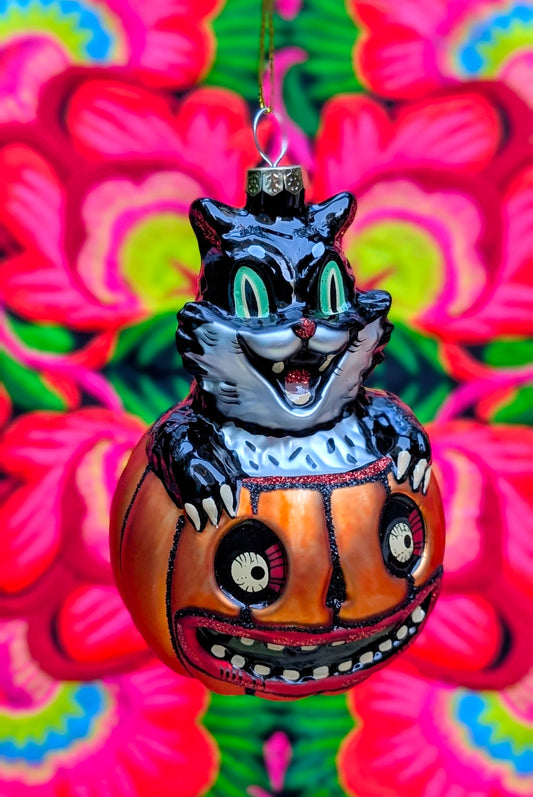 Classic fierce Black cat sitting on a jack'o lantern in glass and glitter form!!....whether Halloween or Christmas is your bag this will be up for both!!

11 x 7 x 7cm.
Cody foster & co ha

Halloween 