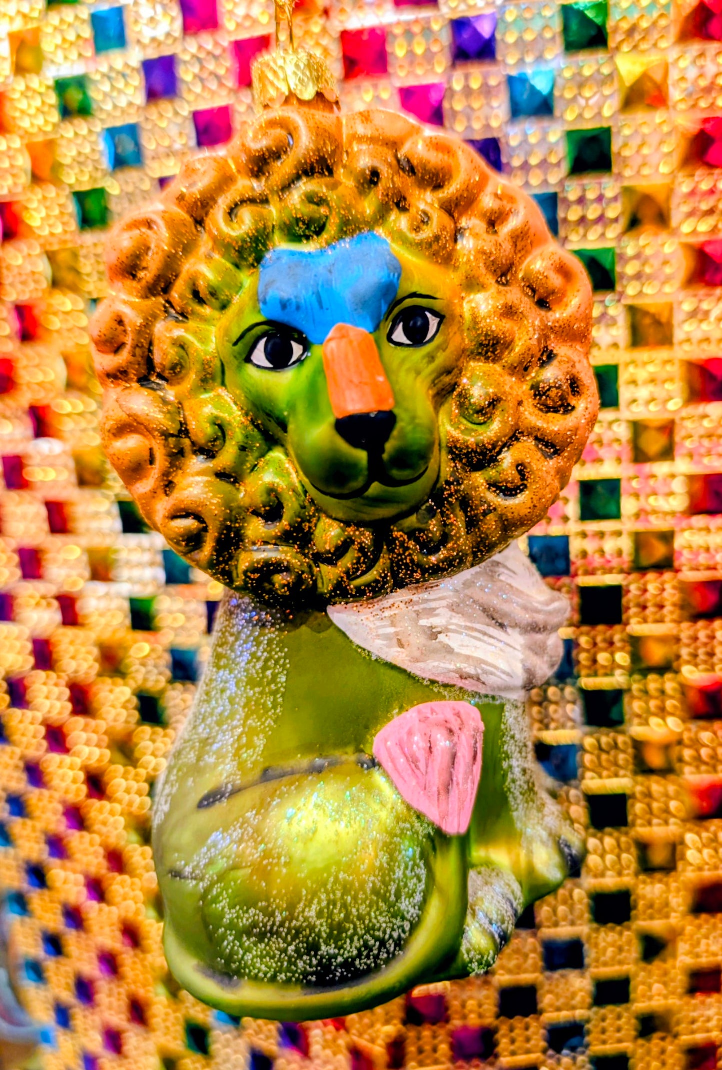 Retro kitsch curious lion decoration