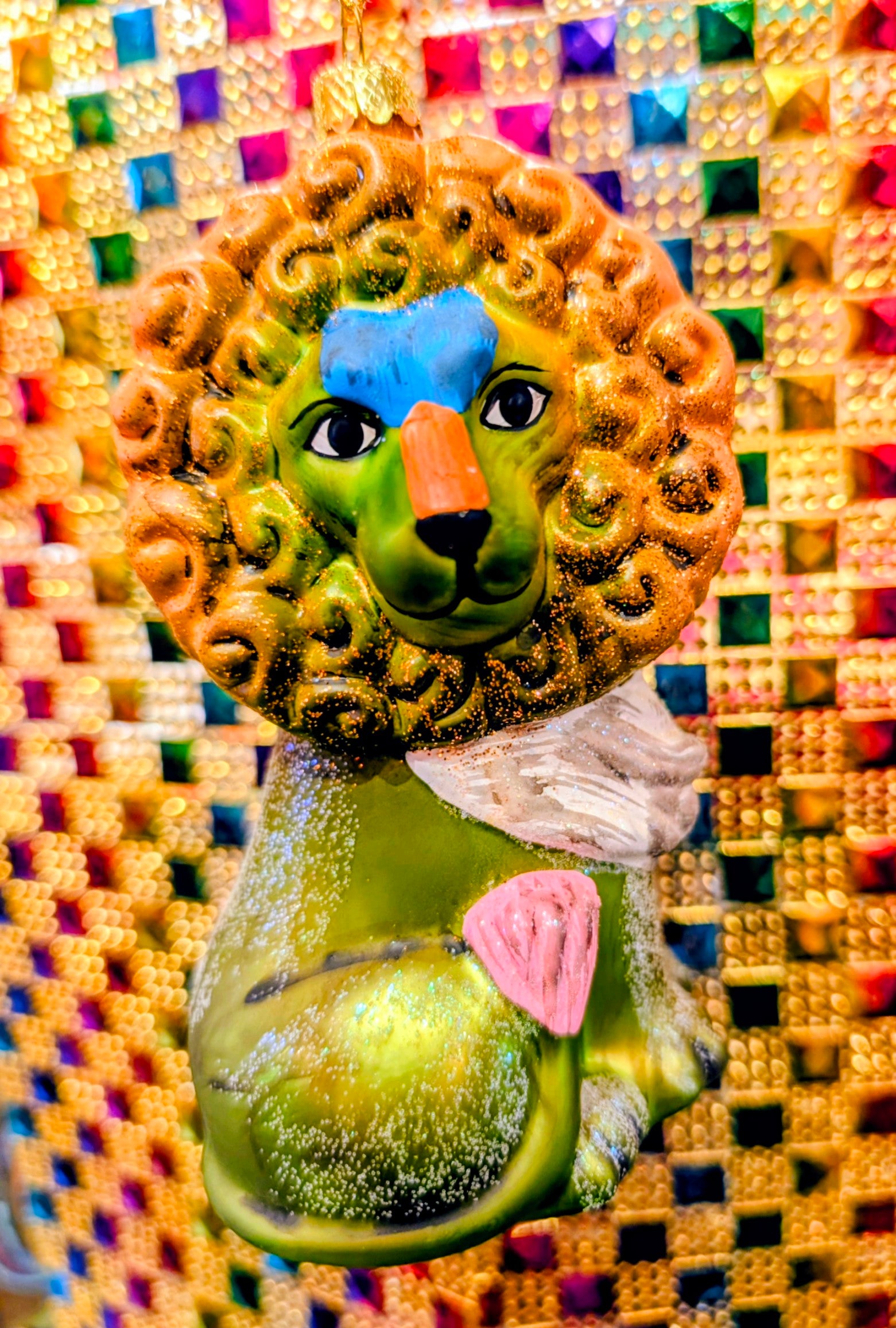 Retro kitsch curious lion decoration