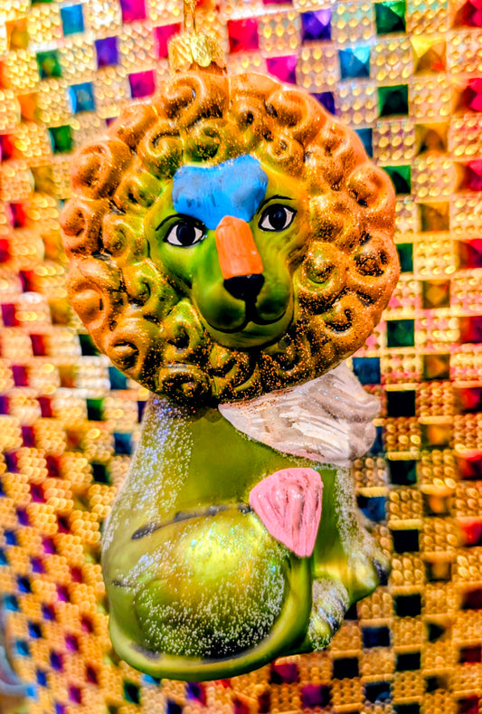 Retro kitsch curious lion decoration