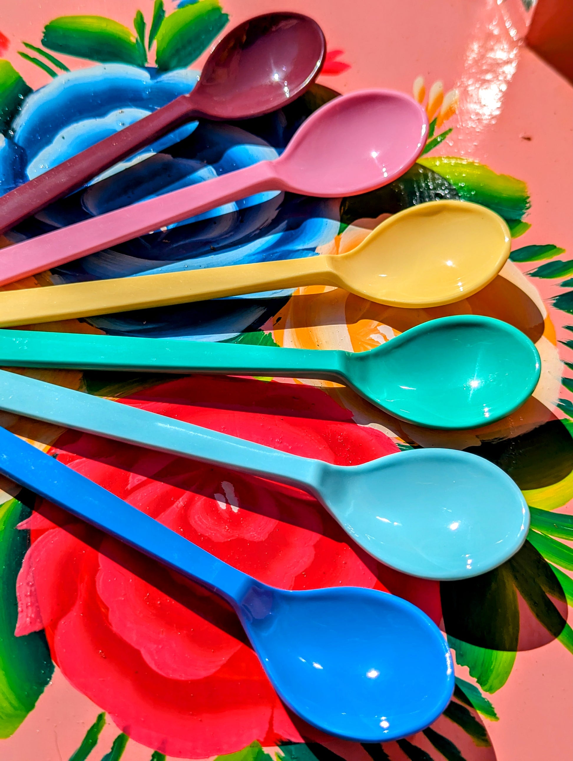 Fantastically kitsch candy coloured melamine kids & kidult spoons.

6 in a set. 

Makes eating fun again!

Dishwasher safe.

14 x 3 cm short

 Rice DK