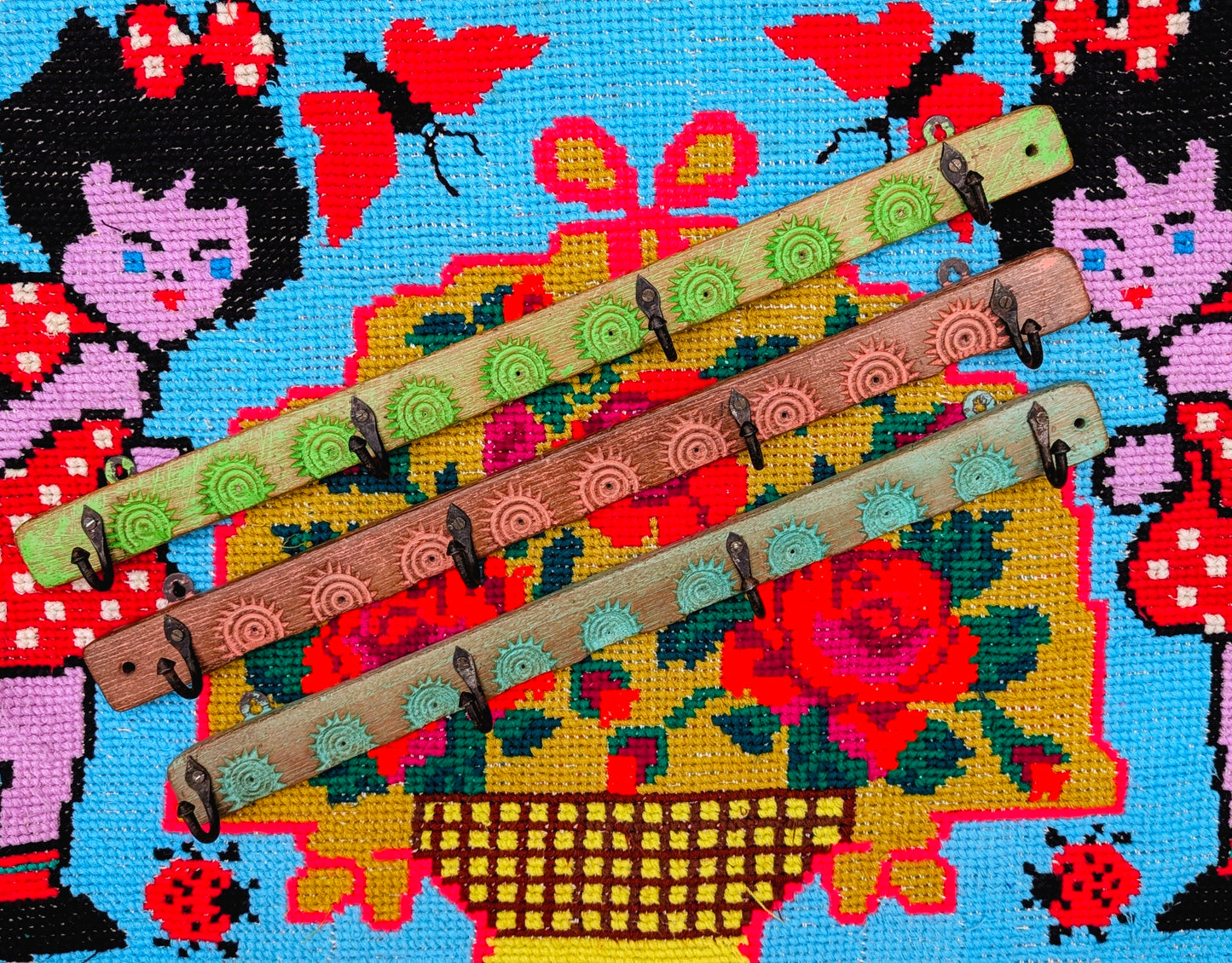 Recycled from hand carved wooden sweet moulds, these strong rows of hooks are super handy for holding jewellery, coats , bags, hats, scarves .....
All are unique!

