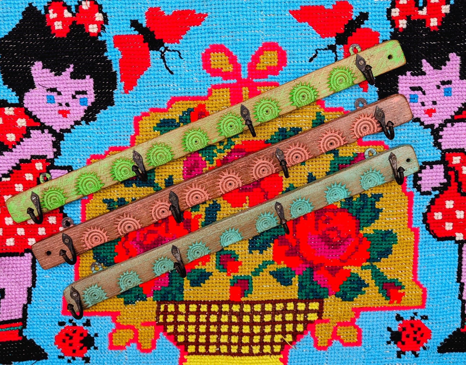 Recycled from hand carved wooden sweet moulds, these strong rows of hooks are super handy for holding jewellery, coats , bags, hats, scarves .....
All are unique!

