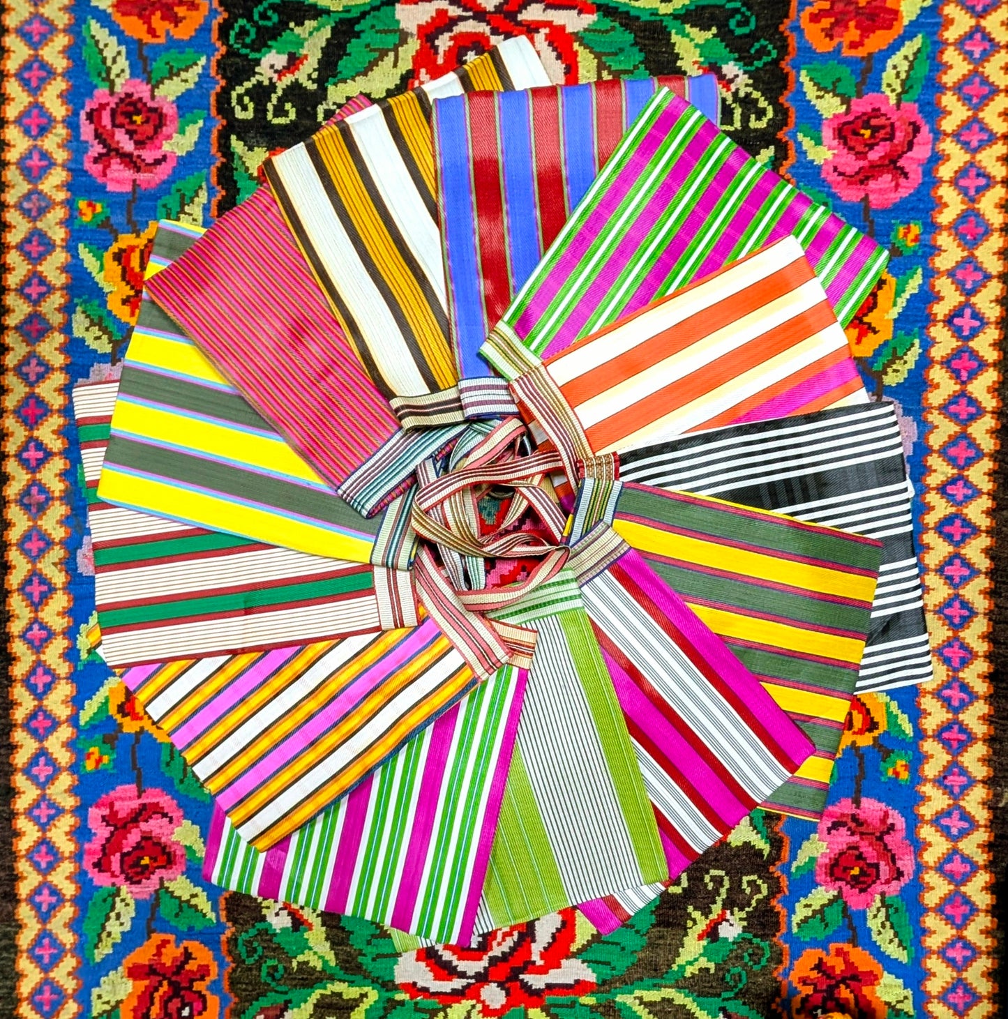 Cutest, practical shopping bag, fantastic for shopping, laundry, recycling or swimming! and made with comfy handles, long enough to go over your shoulder.

Made with recycled woven plastic in the best deckchair stripes!!

Approx 45 cm x 40cm  plus 25cm handles.

 