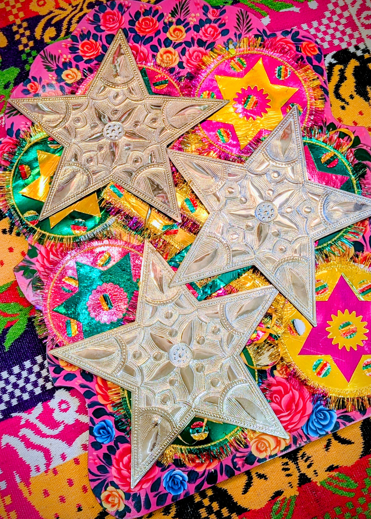 Sturdy metal stars hand punched and decorated by the truck artists of Pakistan!

These traditionally are used to decorate the trucks outside or in, and are really beautifully made.

36 x 36cm

Chromed steel, fabric backed.

Hangable hook on back.

 

 