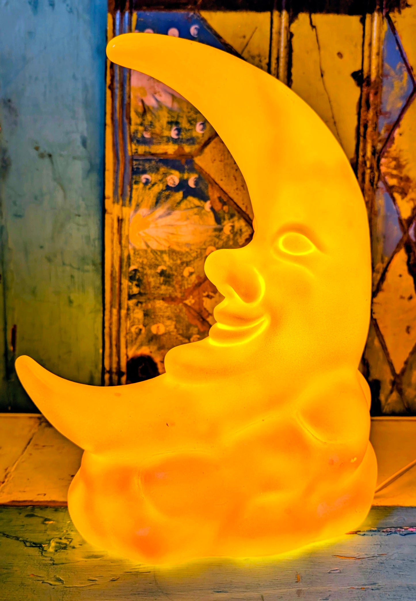The man on the moon is smiling in this fabulous crescent moon 🌙 lamp. Soft light for a celestial display or a night light for a kid's bedroom.....zzzzzzzzzzzzzz

30 x 23 x 12cm

Hand painted resin, led light with UK plug and switch.

Made in Germany.
Heico lamp
Moon lamp

 
