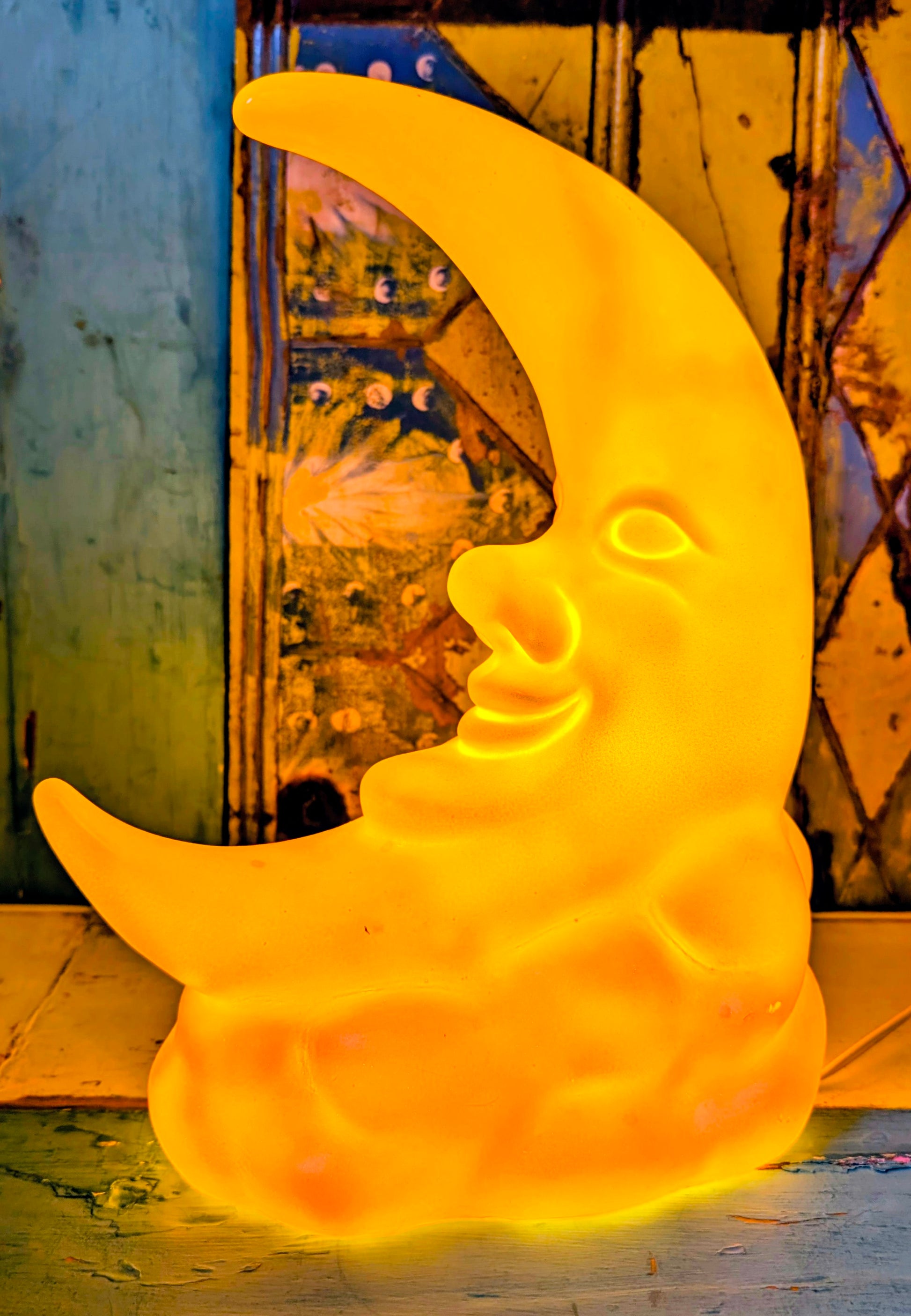The man on the moon is smiling in this fabulous crescent moon 🌙 lamp. Soft light for a celestial display or a night light for a kid's bedroom.....zzzzzzzzzzzzzz

30 x 23 x 12cm

Hand painted resin, led light with UK plug and switch.

Made in Germany.
Heico lamp
Moon lamp

 

