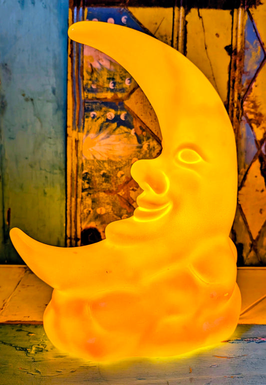 The man on the moon is smiling in this fabulous crescent moon 🌙 lamp. Soft light for a celestial display or a night light for a kid's bedroom.....zzzzzzzzzzzzzz

30 x 23 x 12cm

Hand painted resin, led light with UK plug and switch.

Made in Germany.
Heico lamp
Moon lamp

 
