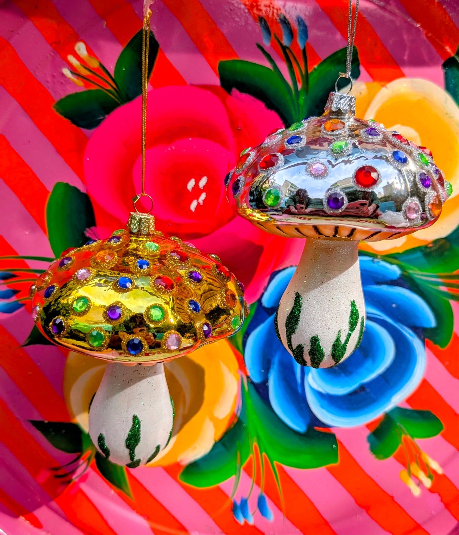 Super psychedelic fabulous 1960's Californian shroom bauble!

A glorious glass bauble to decorate your Christmas tree or festive holiday display.....or just leave up all year!!

Hand finished glass decoration 

Size  12 x 9.5 x 9.5cm

Fragile, handle with care
Cody foster &co