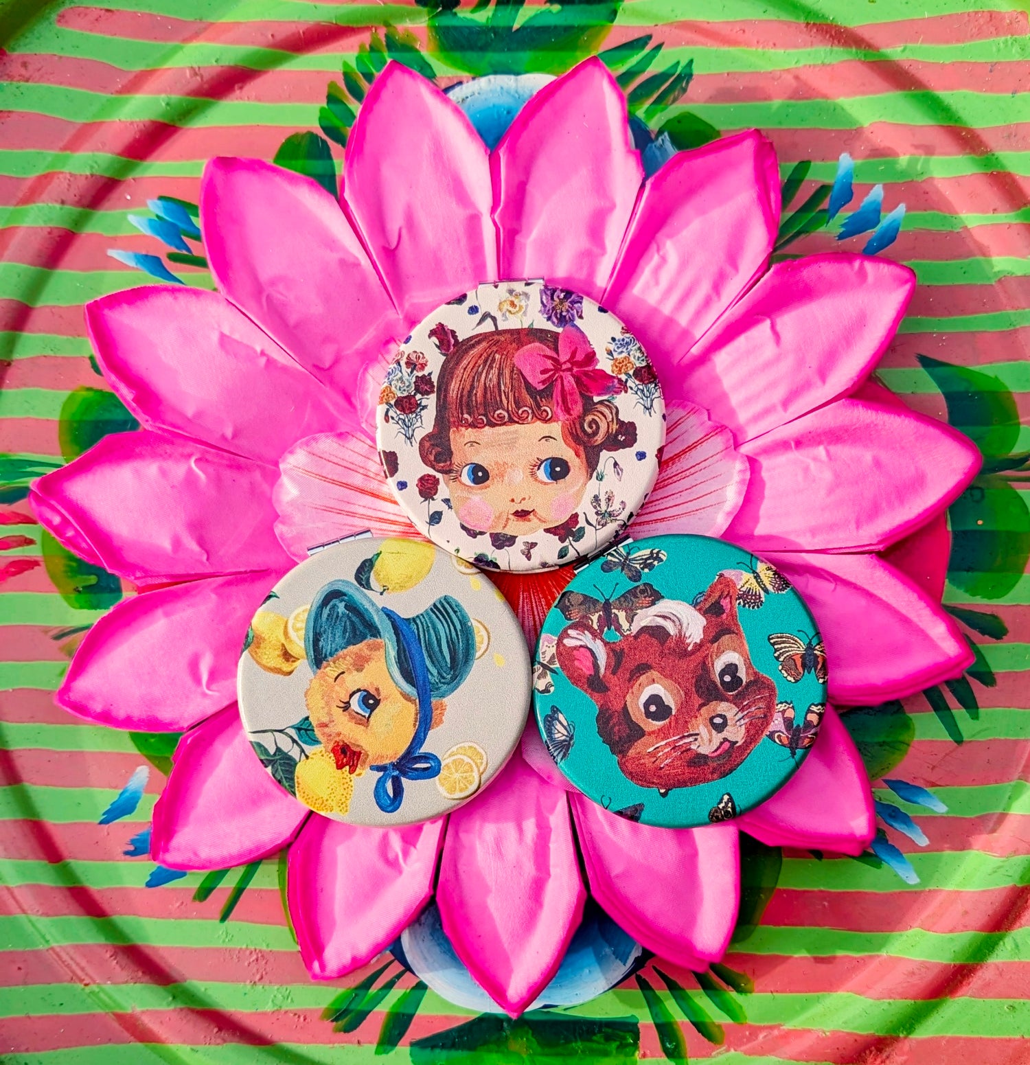 Check your look 👁️in these super cute Nathalie Lete mini pocket mirrors all the way from her glorious collaborator's in Japan.

One side is a magnifying mirror.

7cm x 7cm x 1cm

 

 
