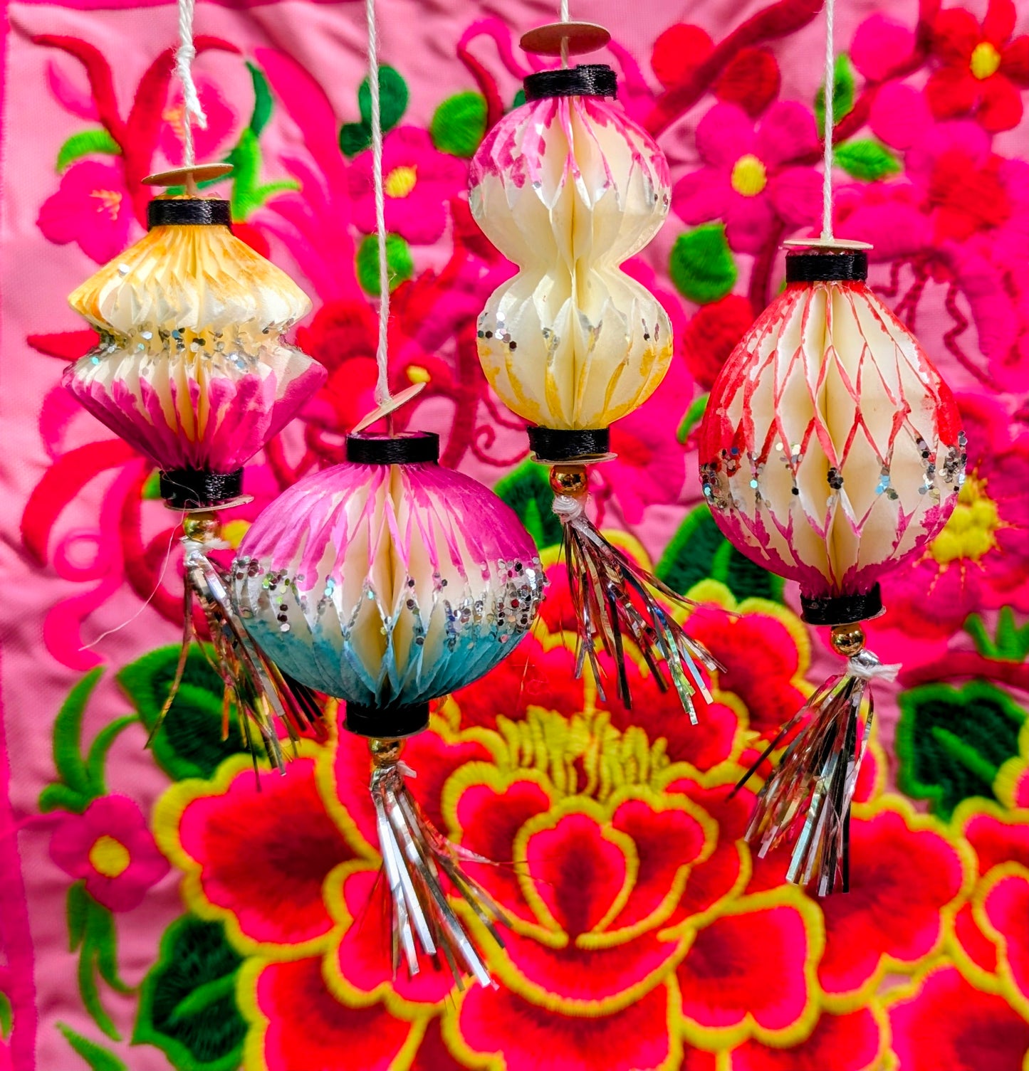 Absolutely gorgeous hand coloured and glittery honeycomb paper mini lanterns made in the same way since the 1920's with foil tassels.

Approx 9cm x 4.5cm

Paper and tinsel.
Cody foster & co

 