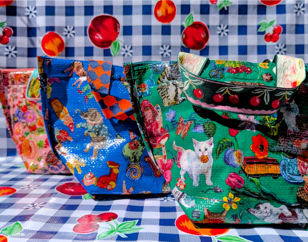 Whether you are going down to the beach with some cans, crisps and humous,or off to work or school with your lunch, these cutest hot/cool bags are your stylish little friend!!

 

30 x 20 x 15cm

Woven insulating Plastique!

Not completely waterproof lining, so any ice/ liquids would be best sealed in a bag inside.

Hand wash.

 

 

 

 