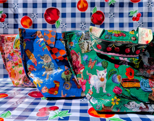 Whether you are going down to the beach with some cans, crisps and humous,or off to work or school with your lunch, these cutest hot/cool bags are your stylish little friend!!

 

30 x 20 x 15cm

Woven insulating Plastique!

Not completely waterproof lining, so any ice/ liquids would be best sealed in a bag inside.

Hand wash.

 

 

 

 