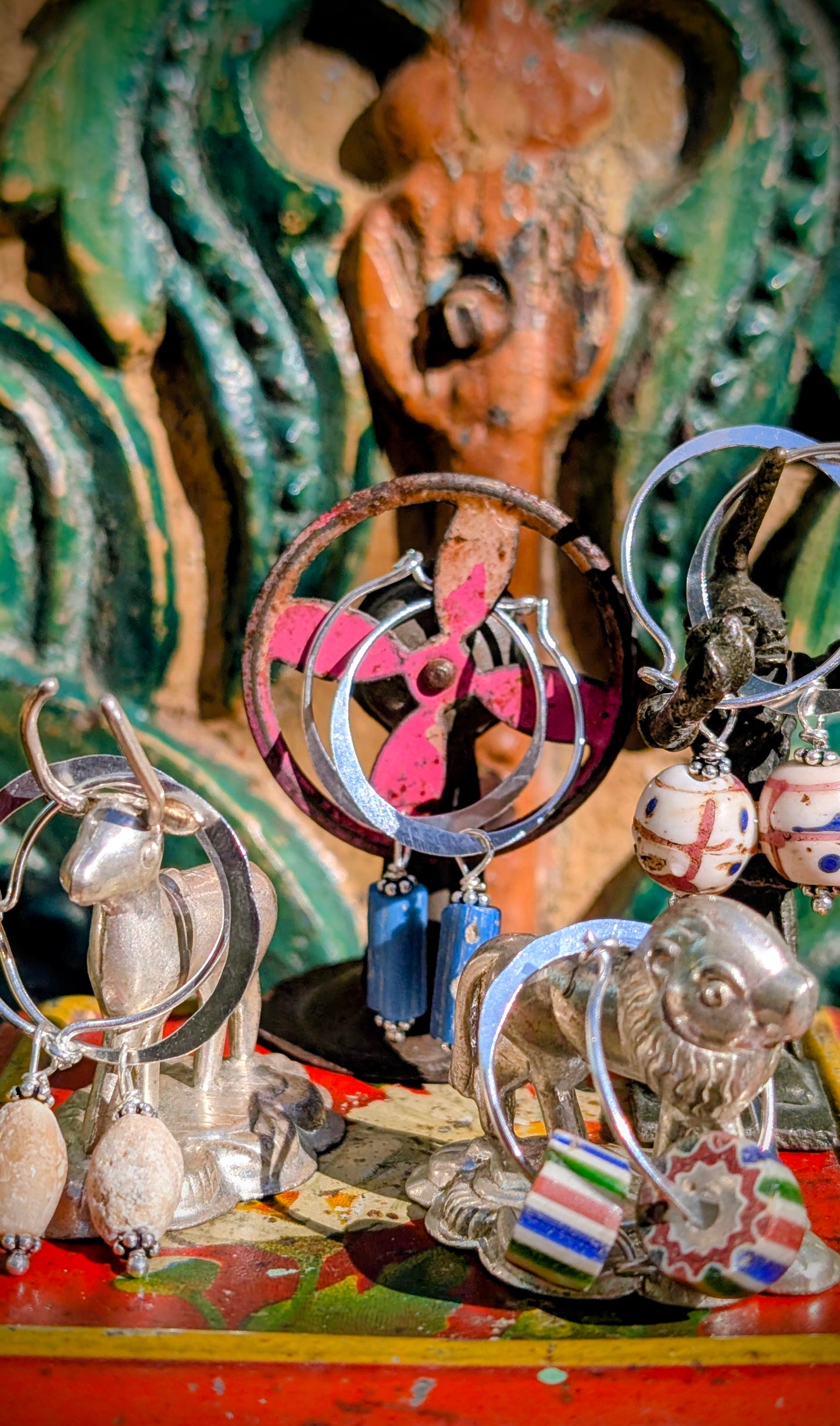 A blackout mix up using beautiful antique African trade beads on modern handmade silver hoops to wear every day!

Beads include antique Russian blues, Venetian stripes and excavated stone. 

Hoop is 4cm diameter .