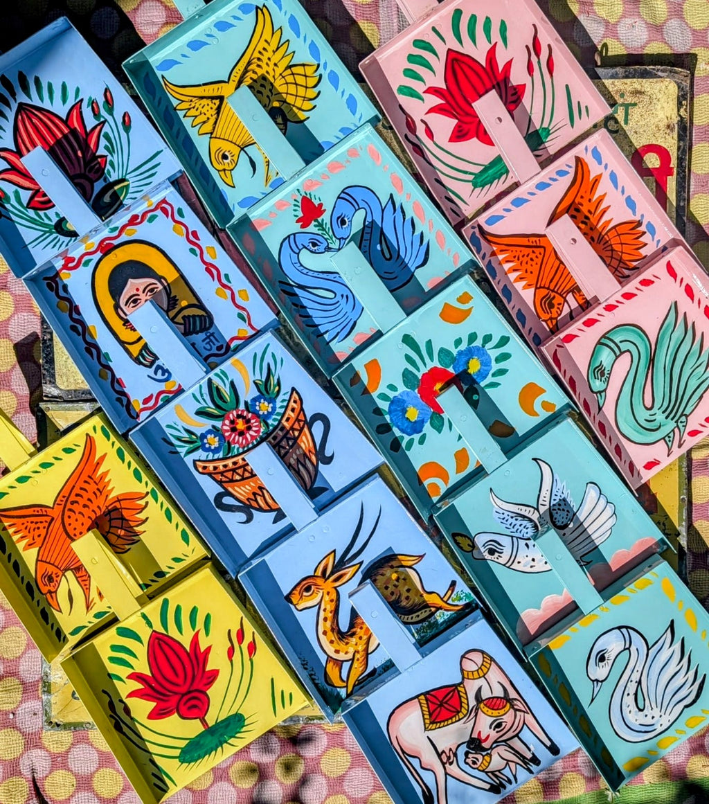 Cleaning never felt like such a treat!!!

Dustpans of utter delight, beautifully hand painted for us in India, by the truck artists.

26 x 24 x 4cm with 12cm handle with hole for hanging.
Truck art
