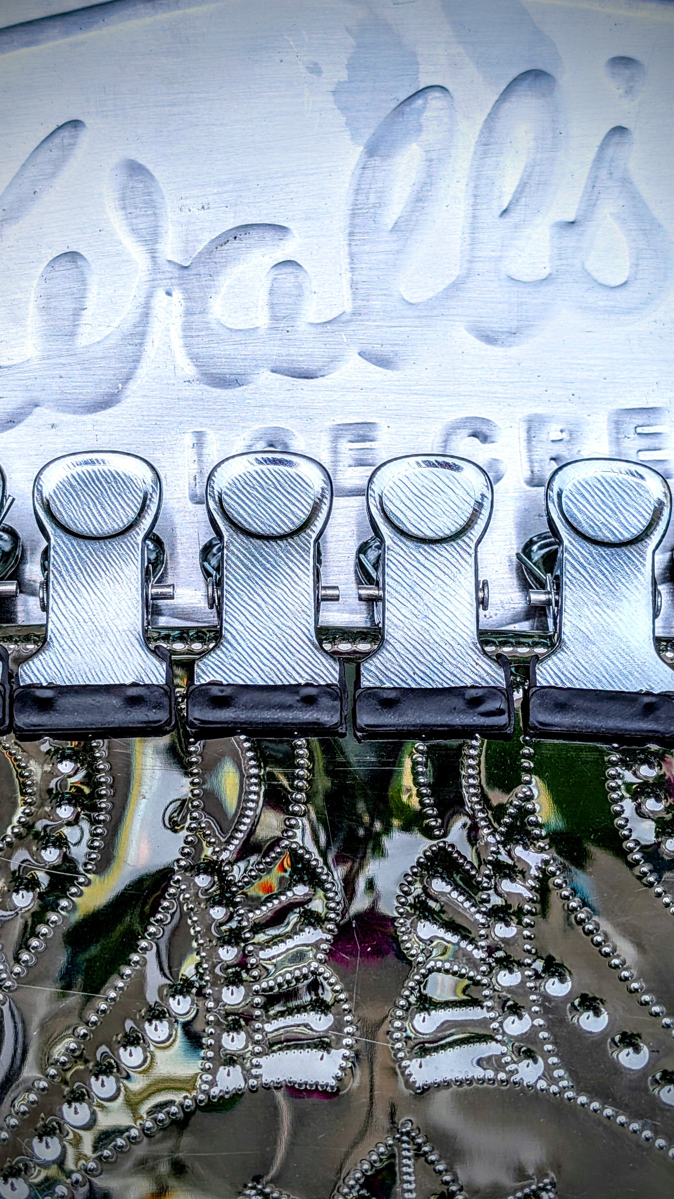 Classic metal utilitarian pegs  These are great for clipping all of your open packets shut in the cupboard, clipping up posters, washing on the line and a whole manner of other uses! 10 pieces per pack.

5.5cm x 2.5cm each
