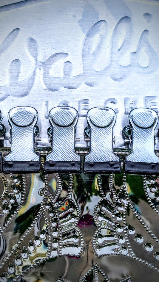 Classic metal utilitarian pegs  These are great for clipping all of your open packets shut in the cupboard, clipping up posters, washing on the line and a whole manner of other uses! 10 pieces per pack.

5.5cm x 2.5cm each

