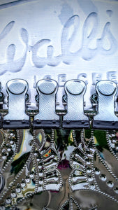 Classic metal utilitarian pegs  These are great for clipping all of your open packets shut in the cupboard, clipping up posters, washing on the line and a whole manner of other uses! 10 pieces per pack.

5.5cm x 2.5cm each

